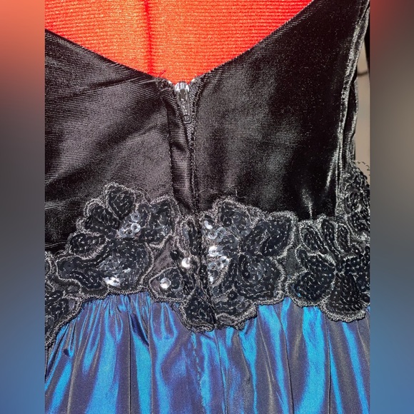 Gorgeous Midnight Blue & Black Vintage 80’s 90’s Prom Dress in good condition! - Picture 14 of 15